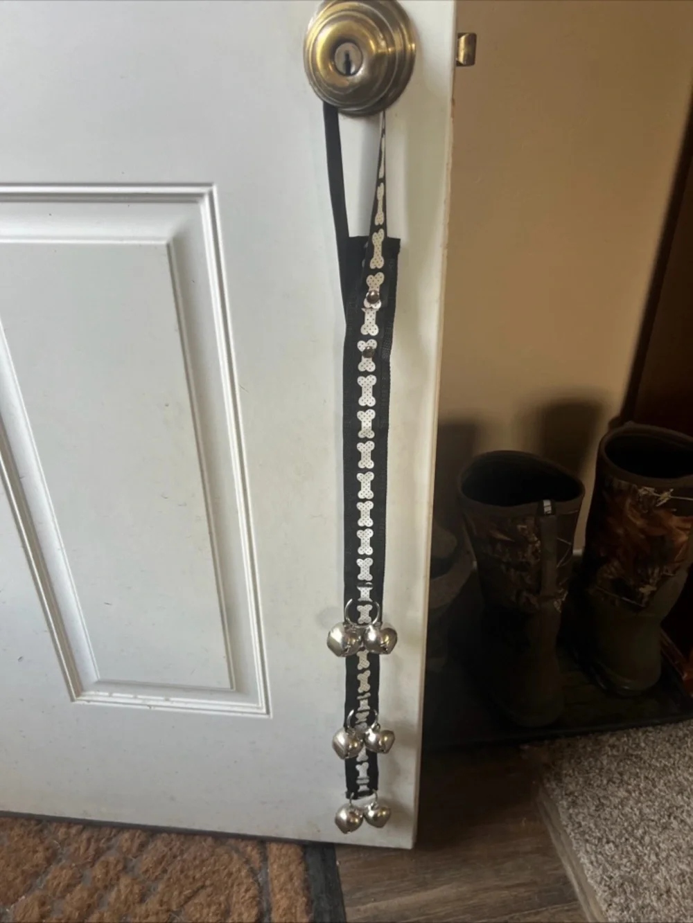 Dog Doorbell Training Strap with Jingle Bells – Black with White Bone Pattern